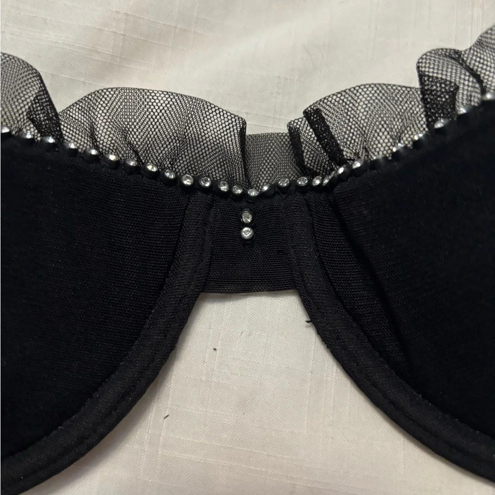 Elegant Black Bra with Ruffle Detail - Picture 6 of 6